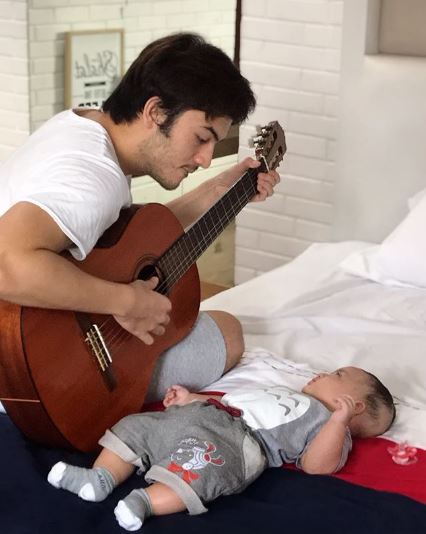 8 Foto kedekatan Rizky Nazar dengan keponakan, bak anak kandung