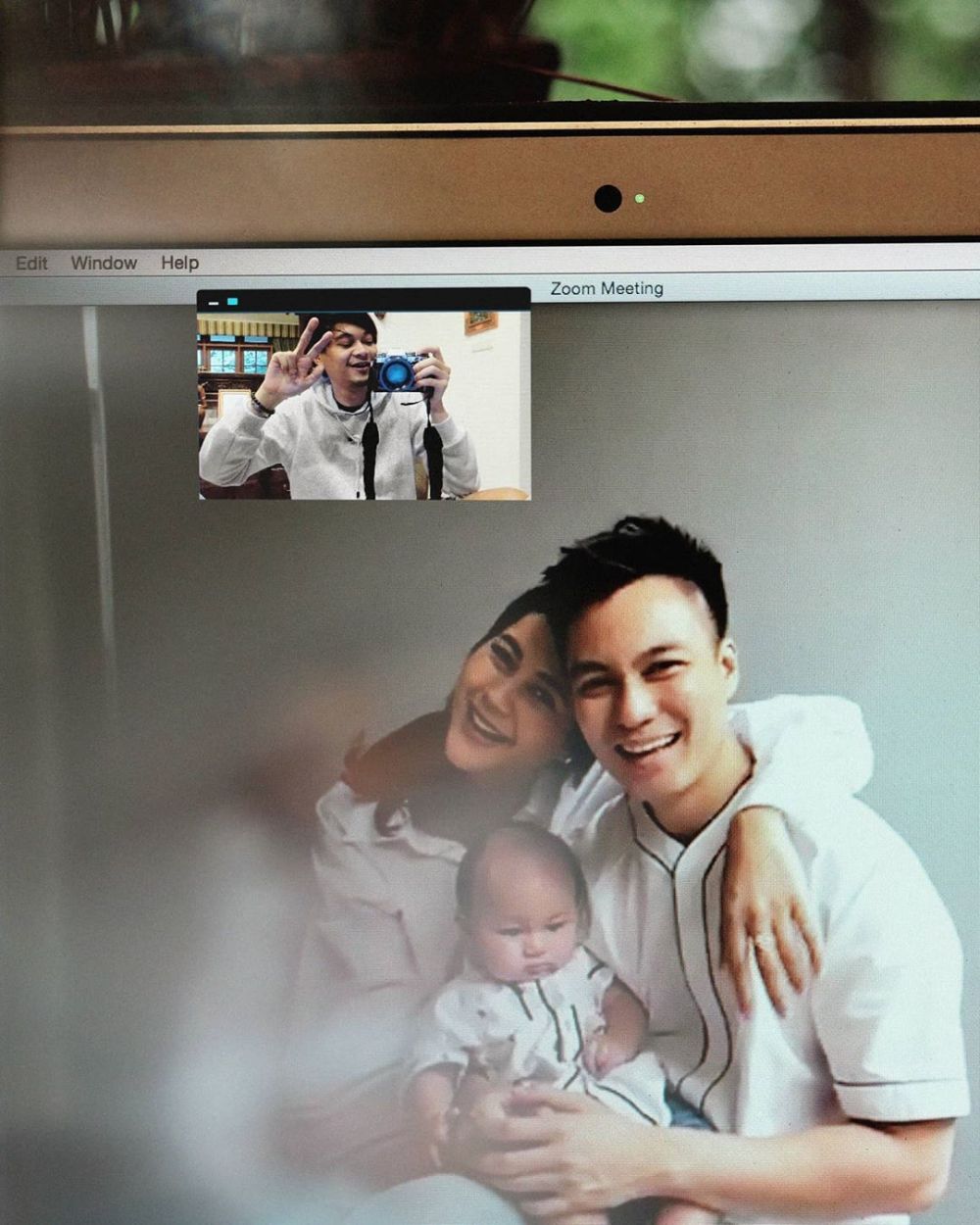 8 Pemotretan virtual keluarga Baim Wong, simpel bernuansa putih