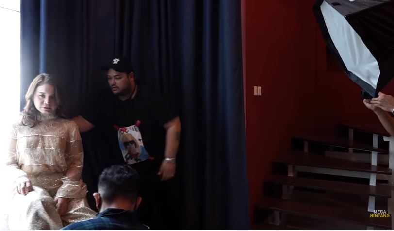 9 Potret penampakan apartemen Ivan Gunawan, serba merah berlantai dua