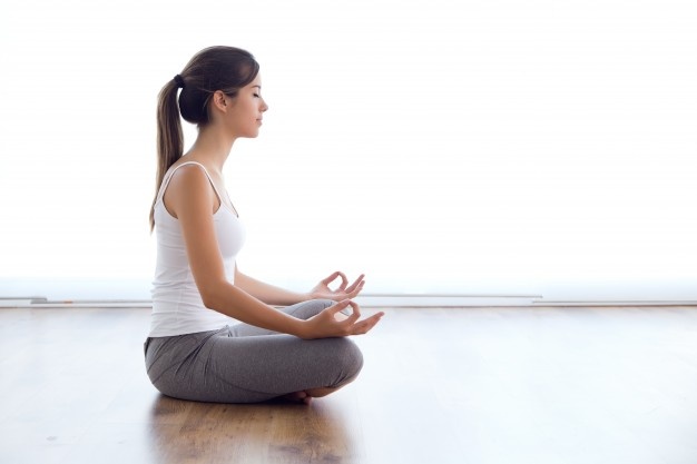 8 Tips mudah lakukan yoga sendiri di rumah bagi pemula
