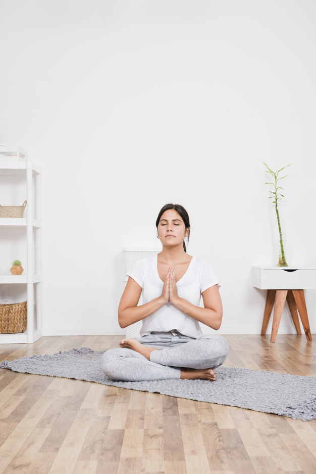 8 Tips mudah lakukan yoga sendiri di rumah bagi pemula