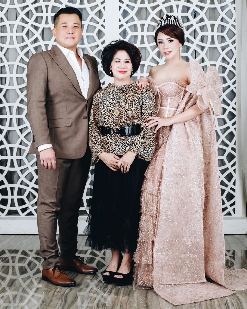 8 Potret kebersamaan Femmy Permatasari dan sang mama yang awet muda