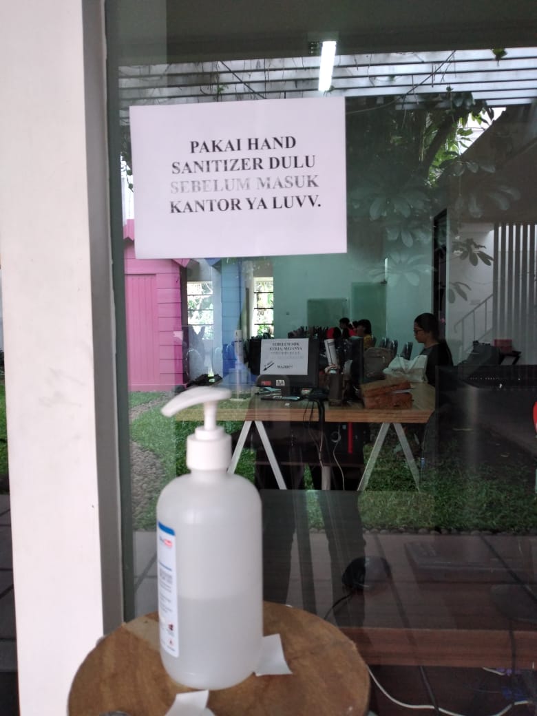 9 Pengumuman lucu kerja saat new normal ini mengundang tawa