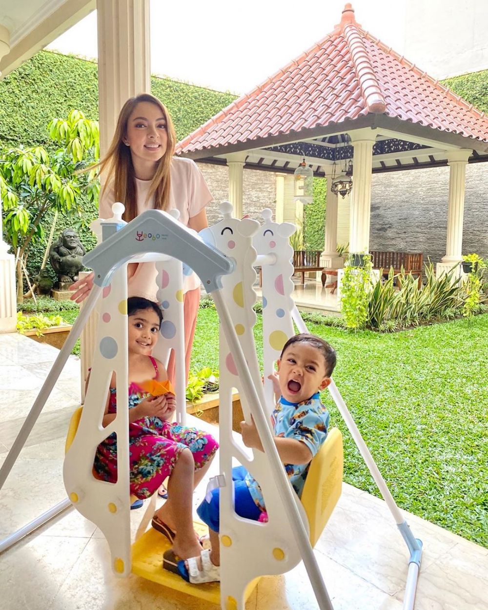 10 Potret dokter Reisa Broto Asmoro saat momong anak, stylish abis