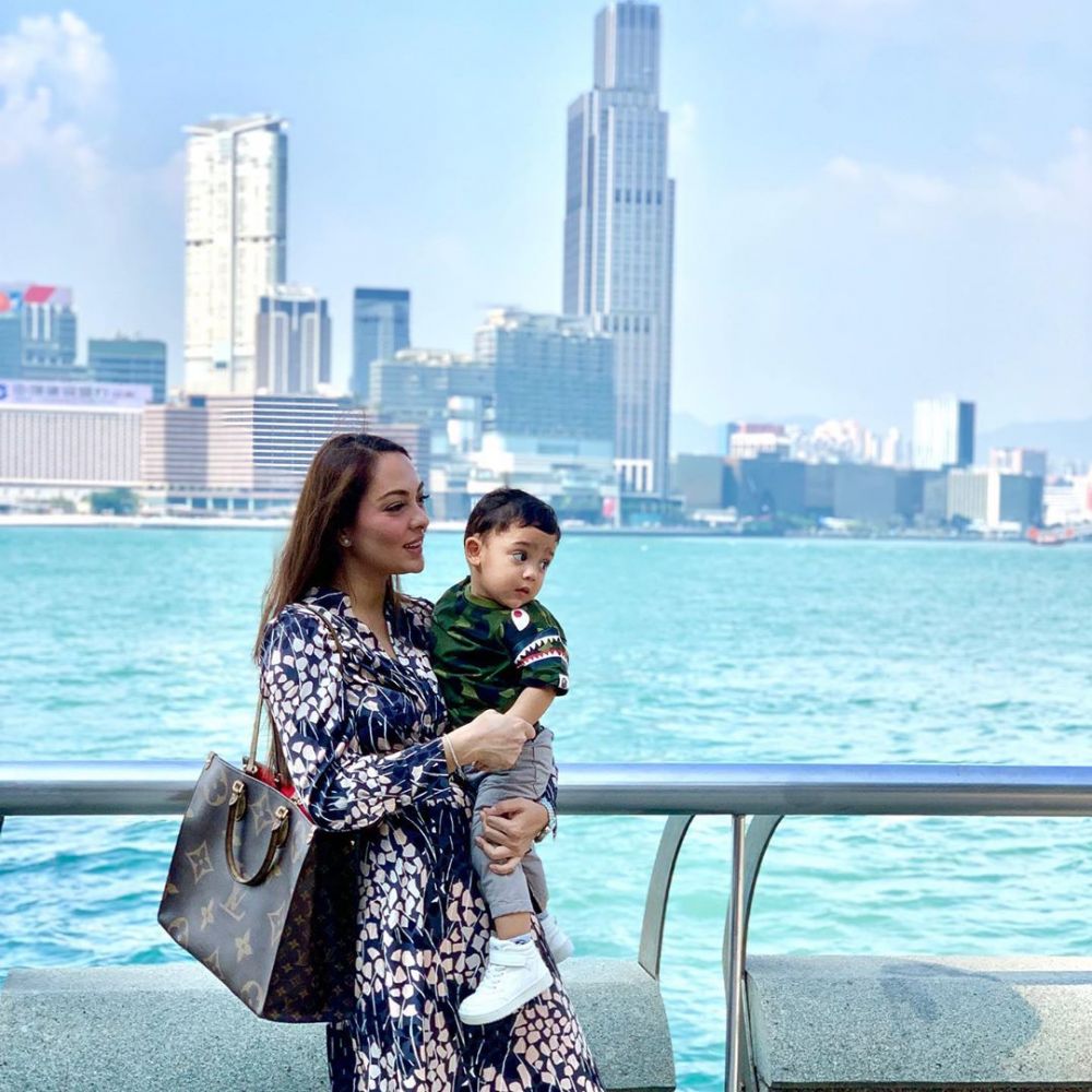 10 Potret dokter Reisa Broto Asmoro saat momong anak, stylish abis