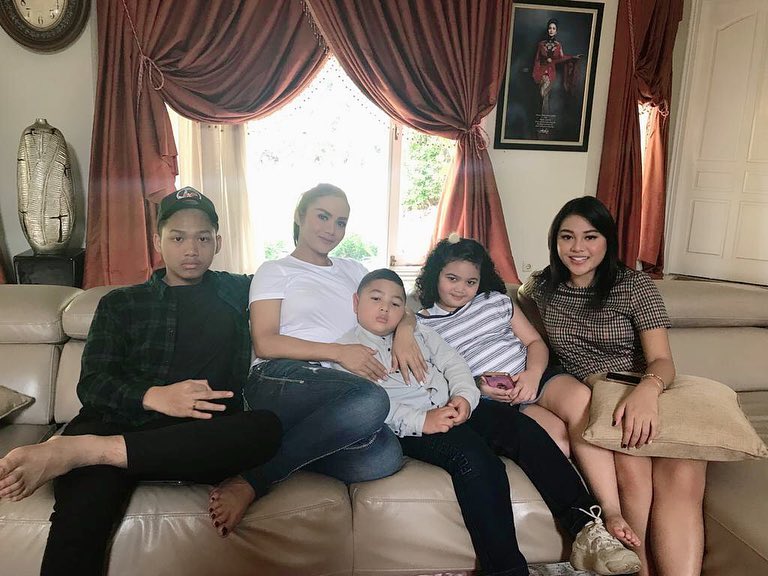 7 Momen kebersamaan Krisdayanti dan 8 anaknya, hangat