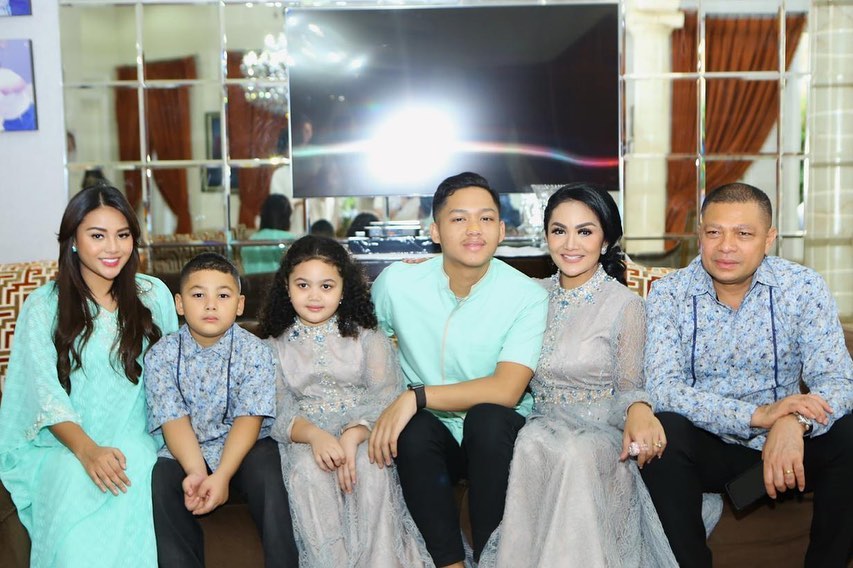 7 Momen kebersamaan Krisdayanti dan 8 anaknya, hangat
