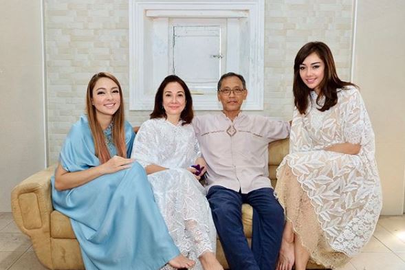 Sama-sama cantik & pintar, ini 7 potret Reisa Broto Asmoro & kakak