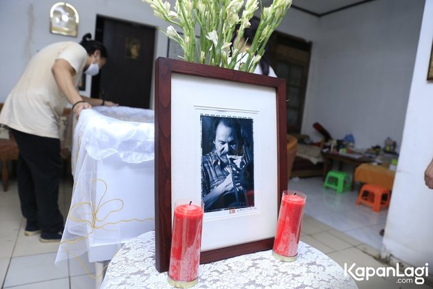 8 Potret suasana haru rumah duka Benny Likumahuwa, penuh tangis