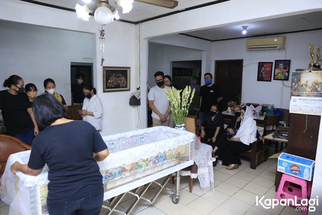 8 Potret suasana haru rumah duka Benny Likumahuwa, penuh tangis