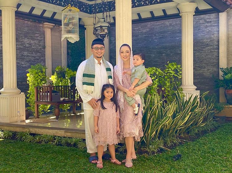 10 Potret keharmonisan dokter Reisa Broto dan keluarga