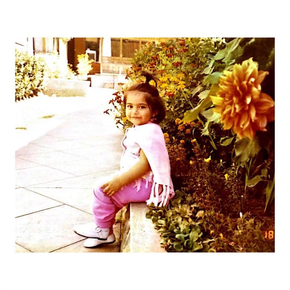 8 Potret masa kecil Sonam Kapoor, parasnya bikin gemas