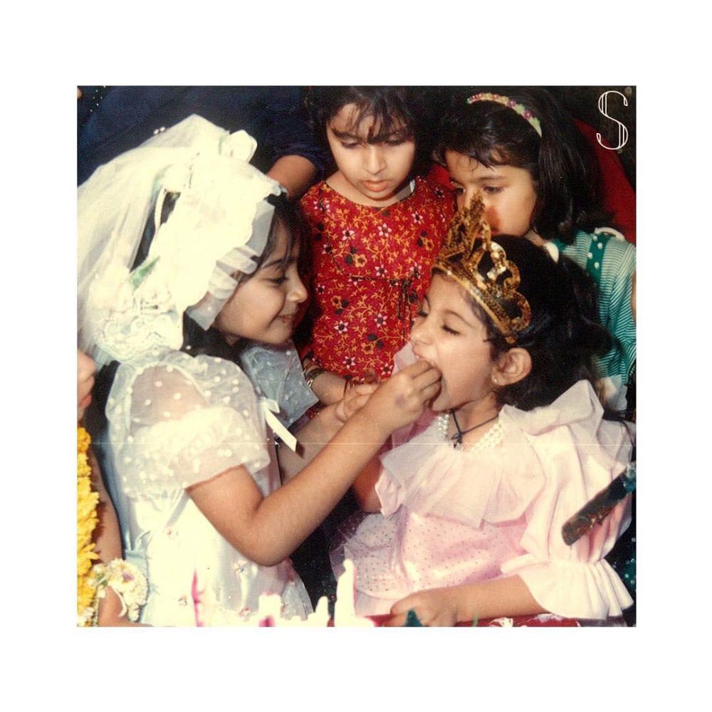 8 Potret masa kecil Sonam Kapoor, parasnya bikin gemas
