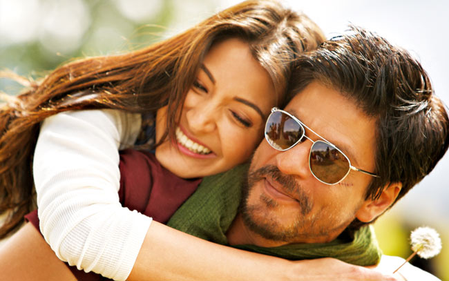 Pasangan di film, 5 seleb cantik ini ungkap sosok asli Shah Rukh Khan