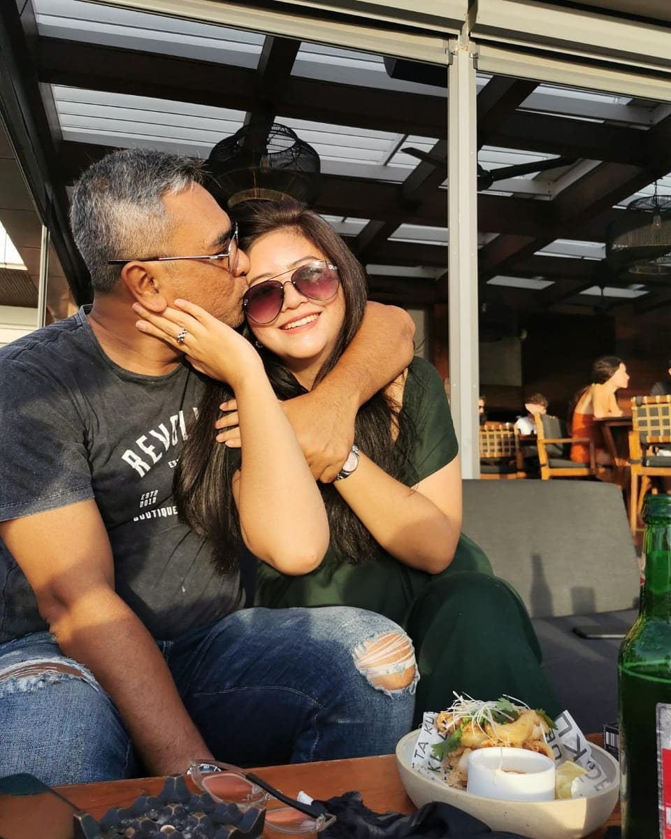 Beda 19 tahun, ini 9 potret Puteri Indonesia Qory Sandioriva & suami