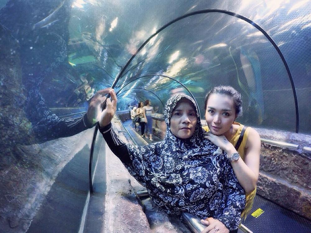 10 Potret hangat Wika Salim bersama keluarga, sosok penyayang