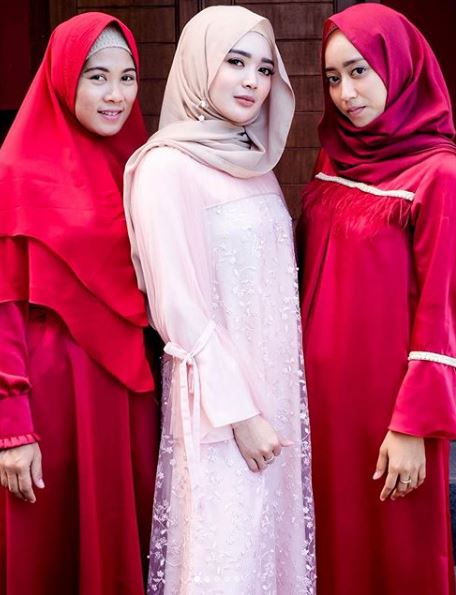 10 Potret hangat Wika Salim bersama keluarga, sosok penyayang