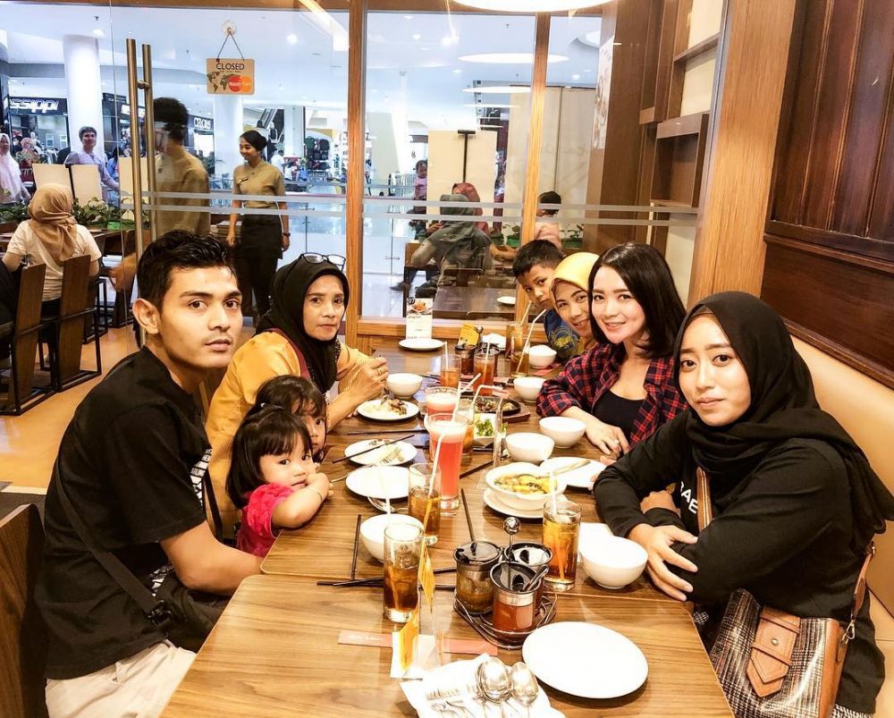 10 Potret hangat Wika Salim bersama keluarga, sosok penyayang