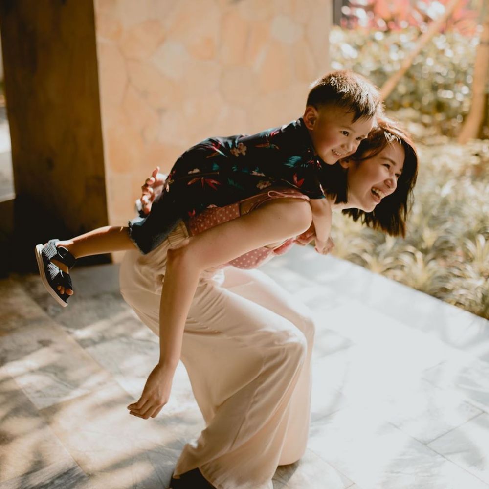 10 Potret kebersamaan Laura Basuki dan putranya, seru abis