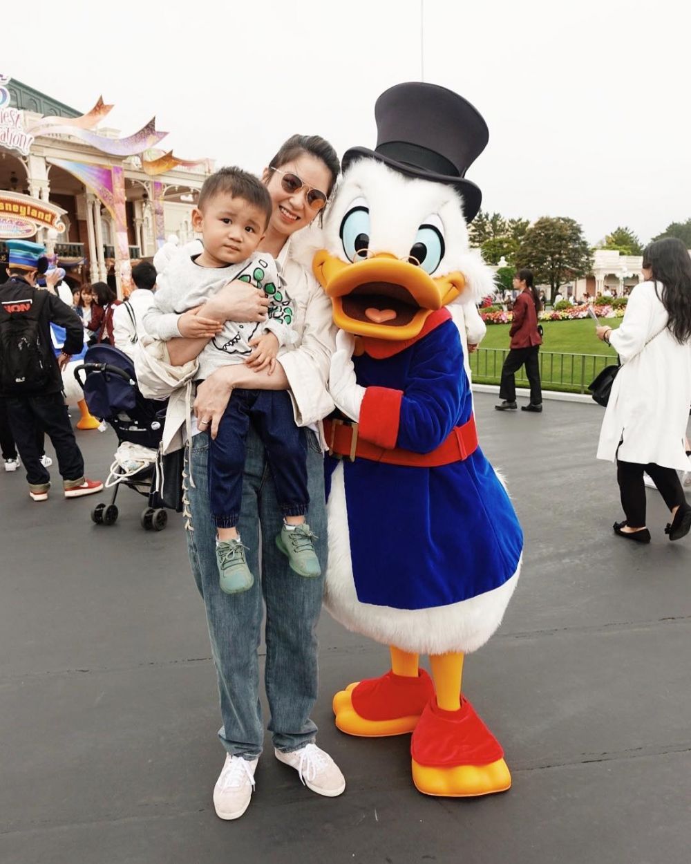 10 Potret kebersamaan Laura Basuki dan putranya, seru abis