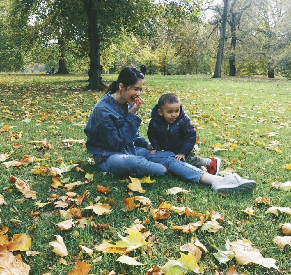 10 Potret kebersamaan Laura Basuki dan putranya, seru abis