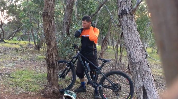 8 Aksesoris ini penting dipakai saat bersepeda