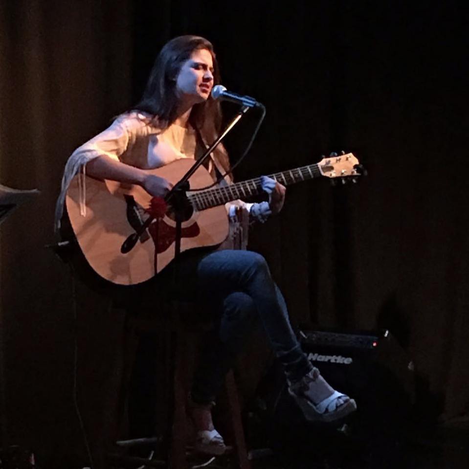 Kini jadi musisi, ini 8 gaya Dulce Maria 'Carita de Angel' manggung