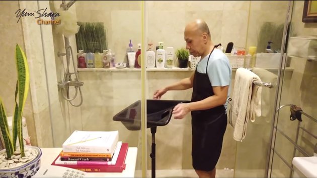 8 Potret isi kamar mandi Yuni Shara, lukisan klasik jadi sorotan