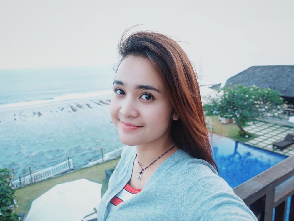 8 Aktris cantik ini lakukan adegan ciuman di film, ada Nikita Willy