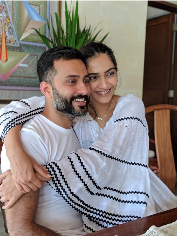 10 Potret kemesraan Sonam Kapoor dan suami, bak pengantin baru