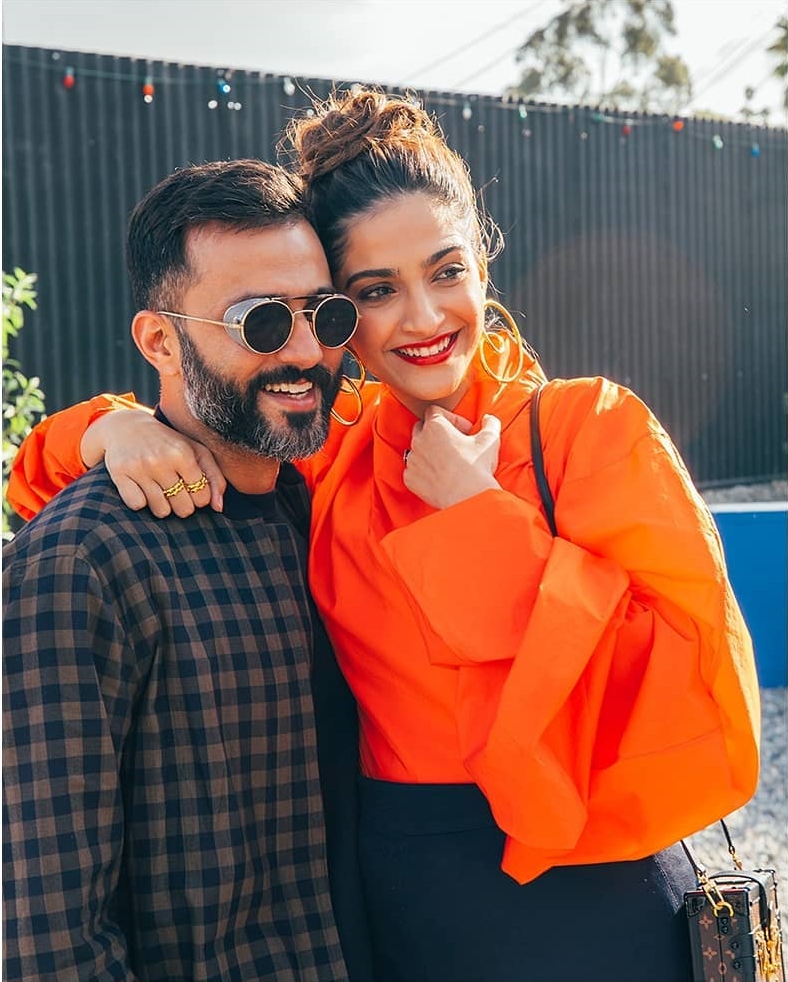 10 Potret kemesraan Sonam Kapoor dan suami, bak pengantin baru