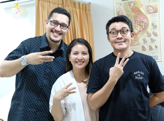 Kisah 9 pasangan seleb jalani program bayi tabung, ada yang anak ke-3