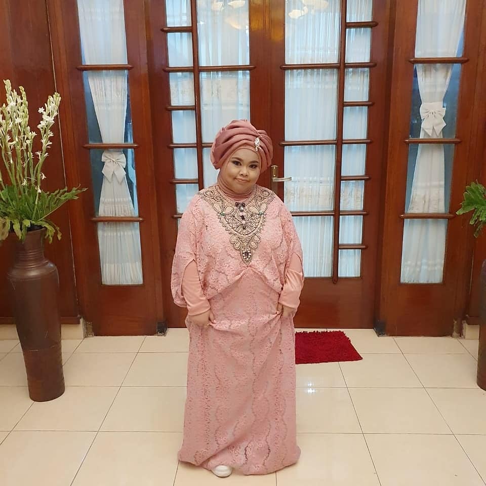 7 Potret Kekeyi pakai gamis, makeupnya bikin pangling