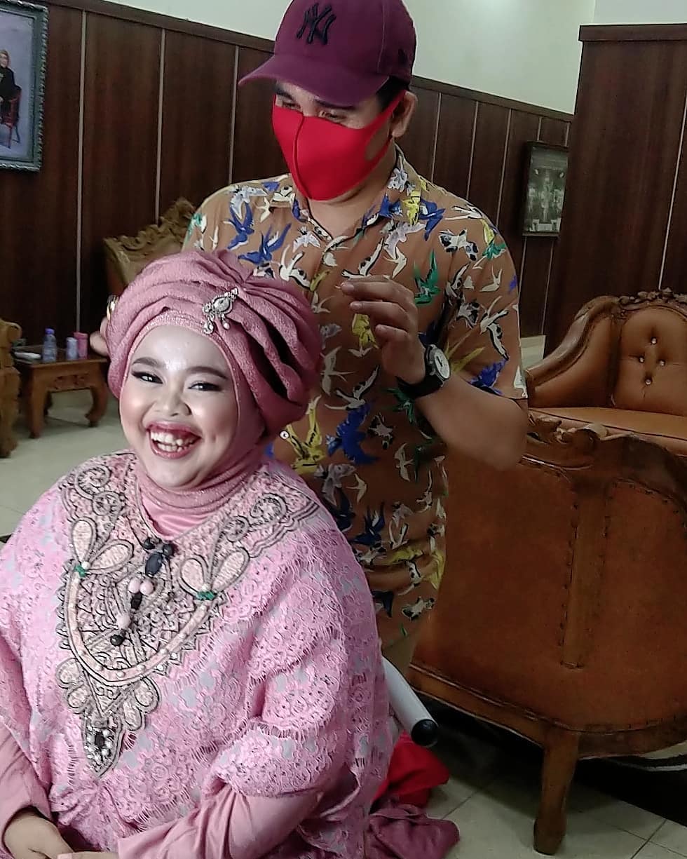 7 Potret Kekeyi pakai gamis, makeupnya bikin pangling