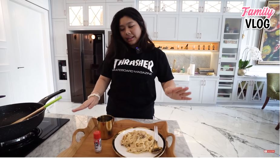 Direstui jadi chef, ini 9 potret putri Ussy Sulistiawaty saat masak