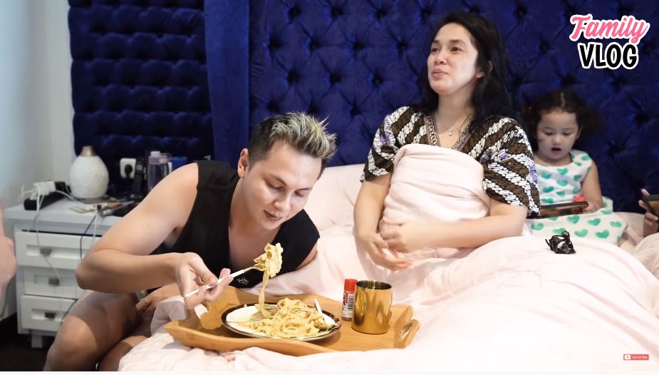 Direstui jadi chef, ini 9 potret putri Ussy Sulistiawaty saat masak