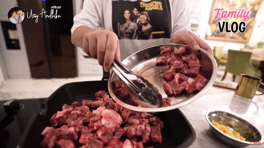 Direstui jadi chef, ini 9 potret putri Ussy Sulistiawaty saat masak