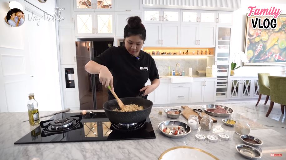 Direstui jadi chef, ini 9 potret putri Ussy Sulistiawaty saat masak