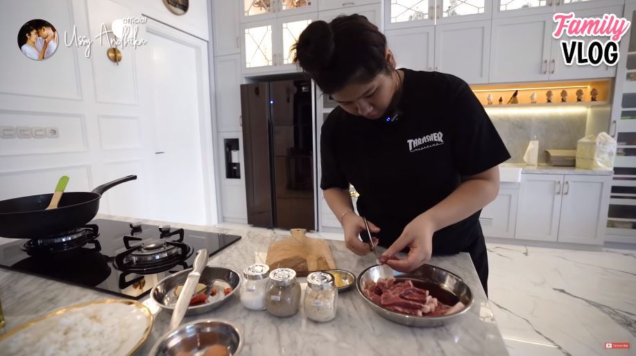 Direstui jadi chef, ini 9 potret putri Ussy Sulistiawaty saat masak