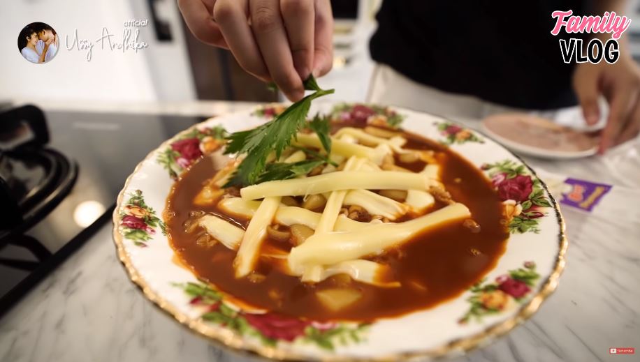 Direstui jadi chef, ini 9 potret putri Ussy Sulistiawaty saat masak