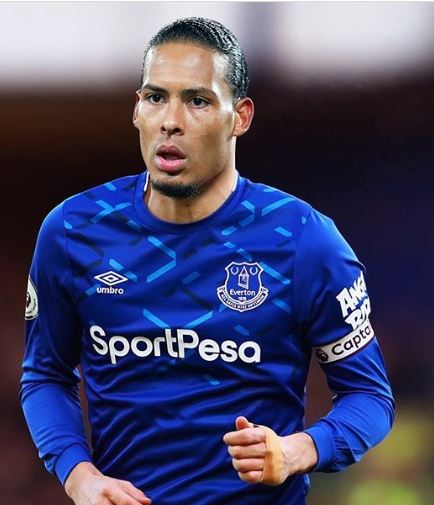 Editan potret 10 pemain bola menjadi pemain tim rival ini absurd abis