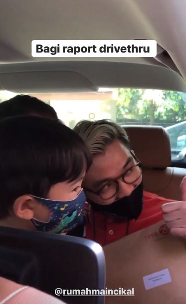 6 Potret anak Tya Ariestya bagi rapor drive thru, tetap meriah