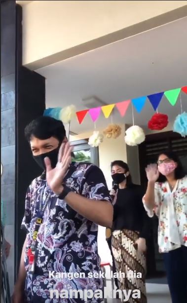 6 Potret anak Tya Ariestya bagi rapor drive thru, tetap meriah