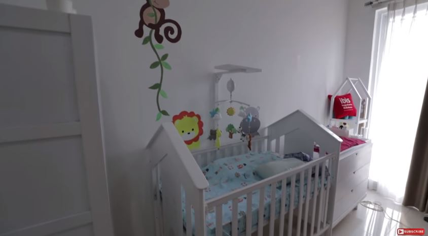 7 Potret kamar bayi Arief Muhammad, serba putih dengan ornamen jerapah