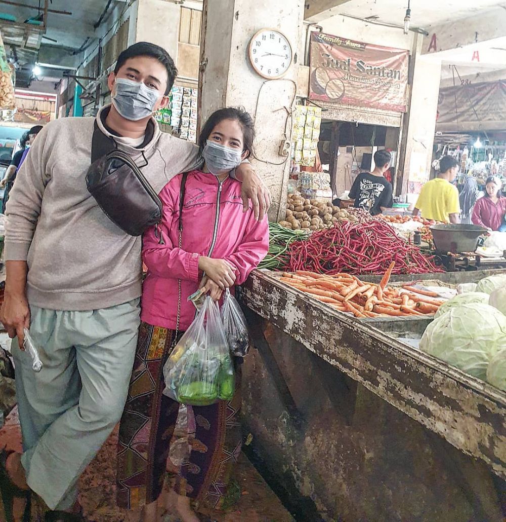 10 Potret harmonis Boby Tince dan istri, kompak jualan sayur