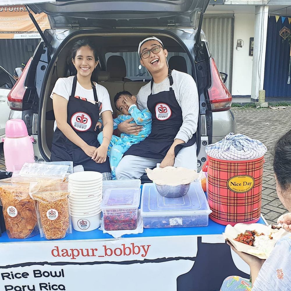 10 Potret harmonis Boby Tince dan istri, kompak jualan sayur