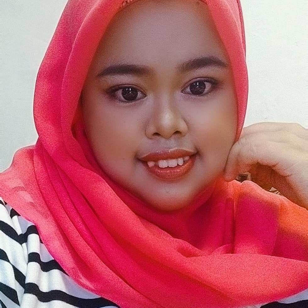 8 Gaya Kekeyi saat makeup tebal ini manglingi