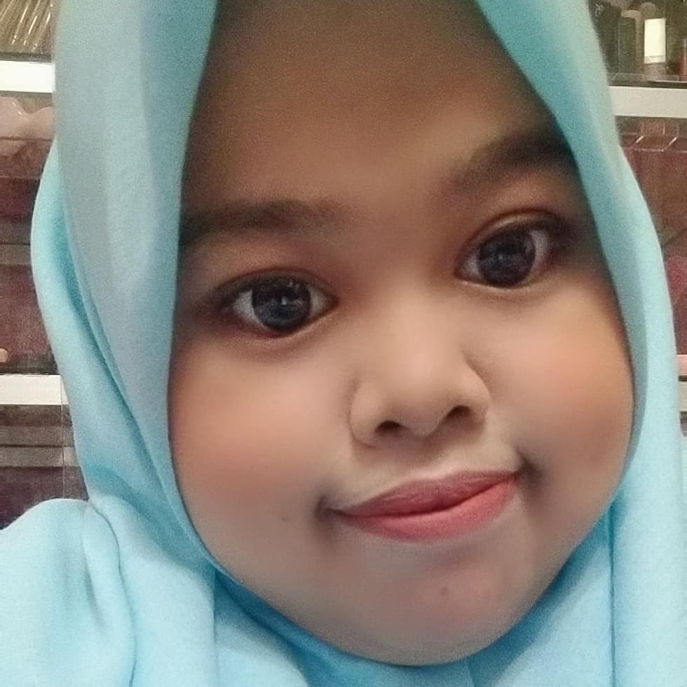 8 Gaya Kekeyi saat makeup tebal ini manglingi