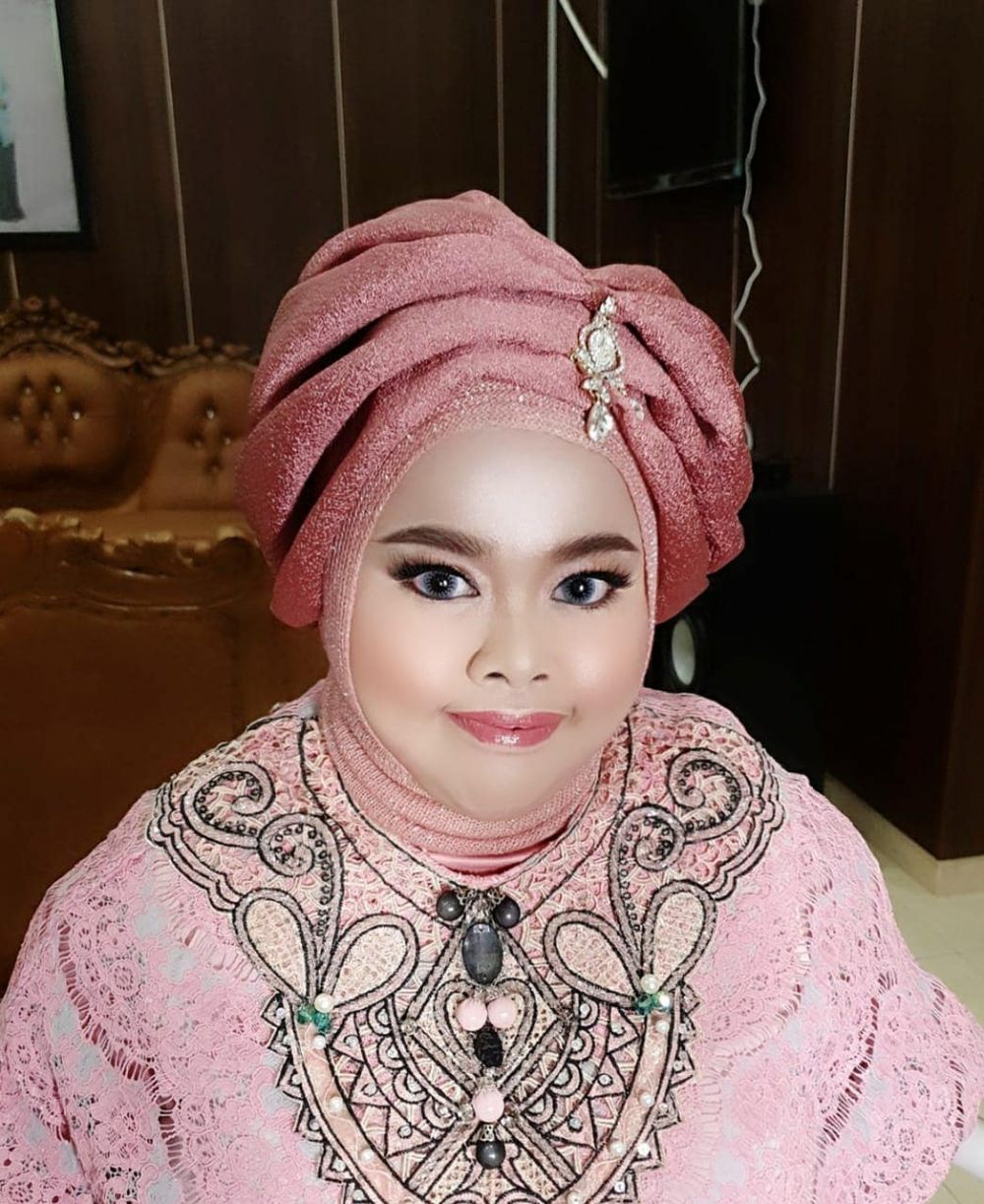 8 Gaya Kekeyi saat makeup tebal ini manglingi