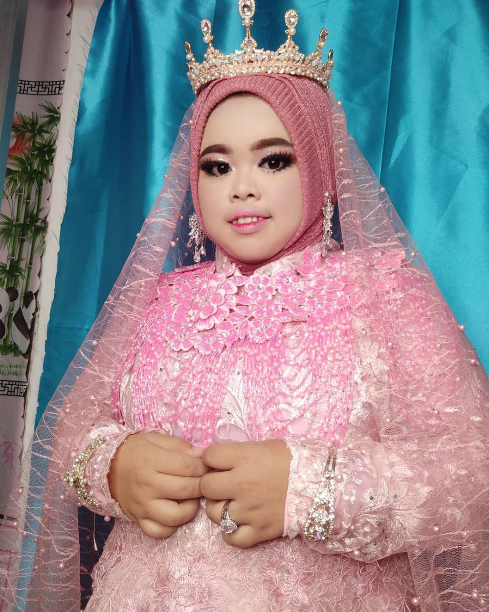 8 Gaya Kekeyi saat makeup tebal ini manglingi